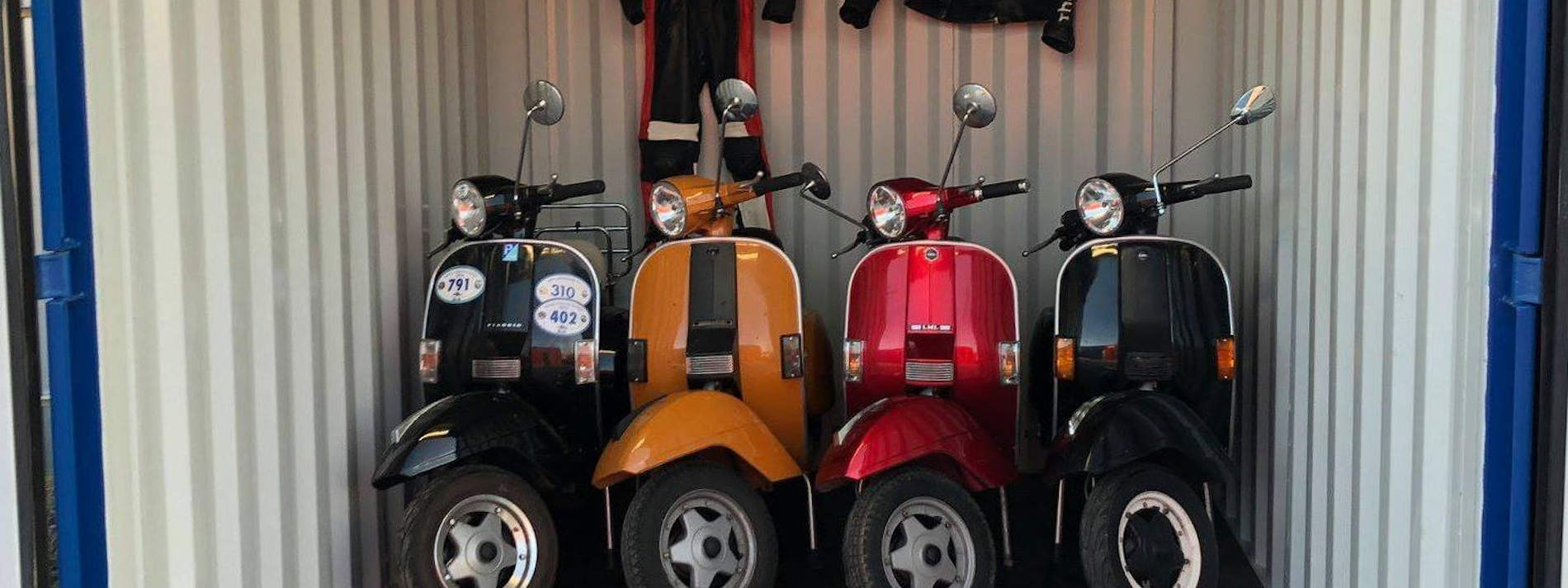 Vespas - Motorräder im Self Storage Lager München